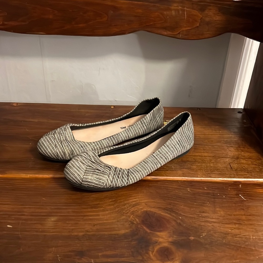 American Eagle Gray Striped Canvas Pleated Bree Ballet Flats Shoe size 9.5